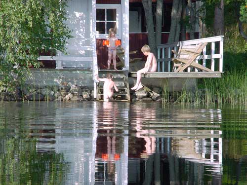 swimming zwemmen summer cottages zomerhuisjes - skandinavia - skiing, snowboarding, dogsleds, snow mobiles, trekking, fishing, swimming and sauna holidays - vacations in your own cottage in south east Finland - summer, fall, autumn, winter and spring at Penttil&auml; Gardens